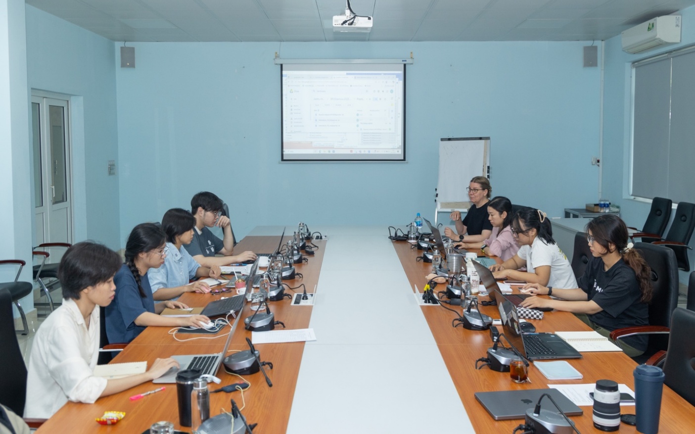 A group of people sitting at a table
AI-generated content may be incorrect.