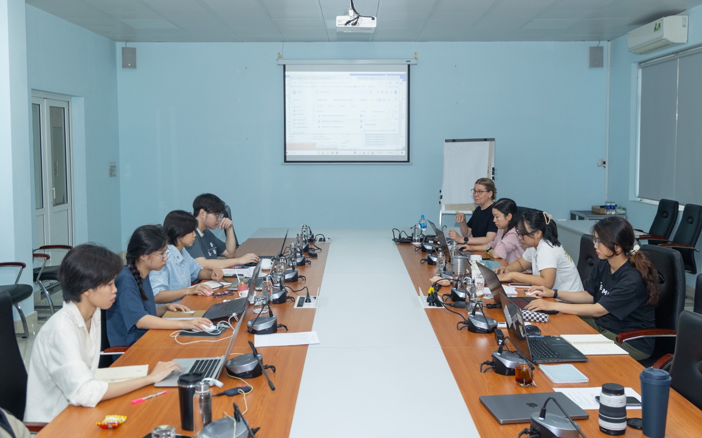 A group of people sitting at a table
AI-generated content may be incorrect.