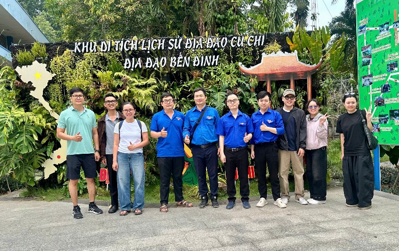 TUỔI TRẺ VIỆN CÔNG NGHỆ TIÊN TIẾN TỔ CHỨC HOẠT ĐỘNG VỀ NGUỒN TẠI ĐỊA ĐẠO CỦ CHI VÀ TRI ÂN CÁC ANH HÙNG LIỆT SĨ TẠI ĐỀN BẾN DƯỢC, TP. HỒ CHÍ MINH