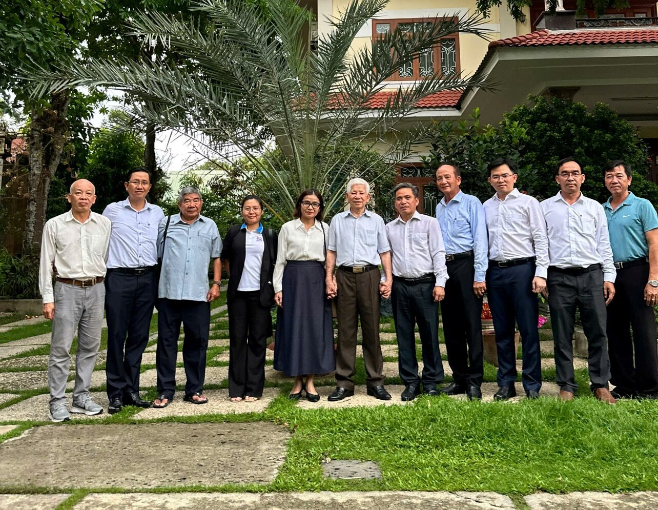 Ban lãnh đạo Viện Công nghệ tiên tiến thăm và báo cáo tình hình hoạt động khoa học công nghệ với Nguyên Ủy viên Bộ Chính trị – Nguyên Chủ tịch nước Nguyễn Minh Triết
