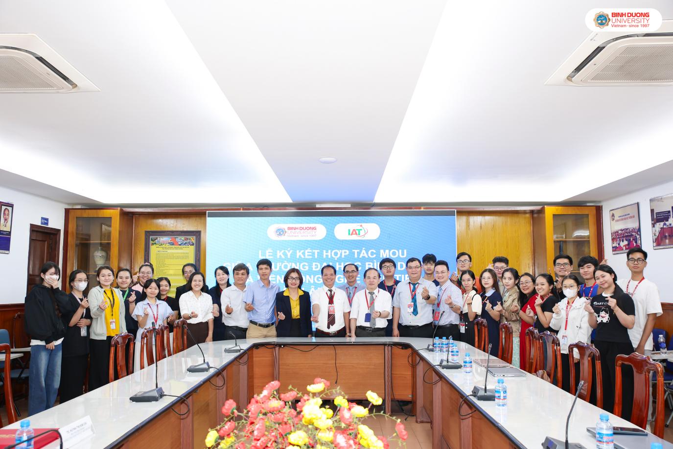 Các đại biểu chụp ảnh lưu niệm tại buổi lễ