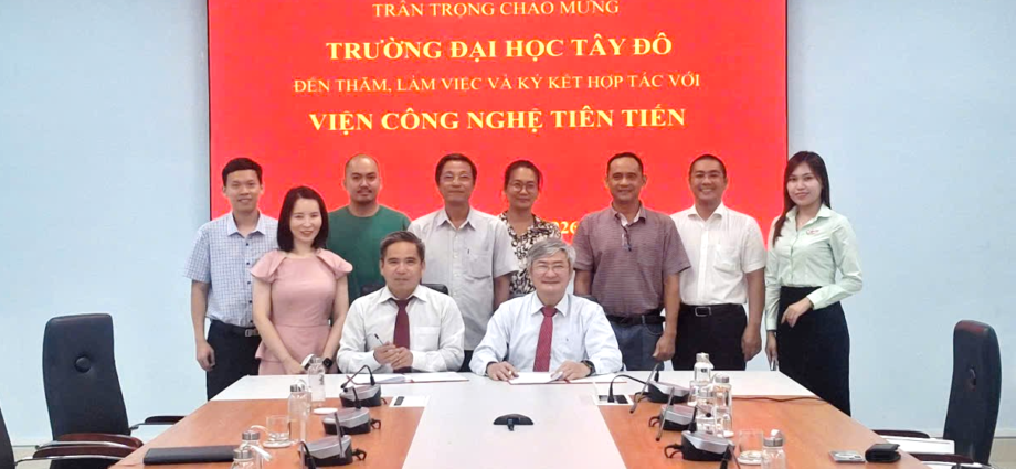 Đại diện lãnh đạo và cán bộ hai đơn vị chụp ảnh lưu niệm tại buổi làm việc và ký kết hợp tác