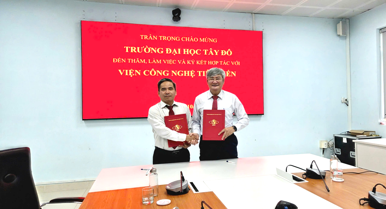 Lãnh đạo Viện Công nghệ Tiên tiến và Trường Đại học Tây Đô bắt tay sau lễ ký kết
